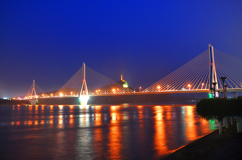 夷陵(ling)長(zhang)江(jiang)大(da)橋